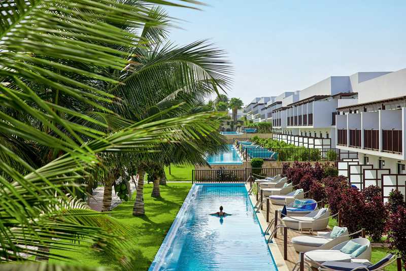 Resort op Sal Kaapverdi&euml; met zwembad en tropische tuin